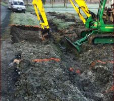 Curage du foss&eacute; &agrave; l'endroit ou nous placerons la buse PEHD annel&eacute;e en 315