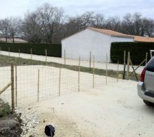 Le r&eacute;sultat apr&egrave;s avoir cl&ocirc;turer provisoirement avec des poteaux bois enfonc&eacute;s &agrave; la mini-pelle