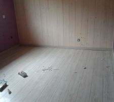 Chambre de Selenn terminée : peinture, lambris lasuré blanc, parquet et plinthes!! Manque plus que la porte!!