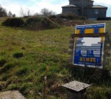 Mise du panneau du permis sur le terrain