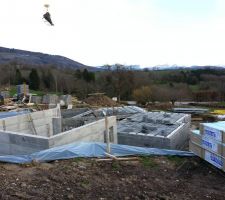 Installation des poutrelles et hourdis en préparation de la première dalle de la maison