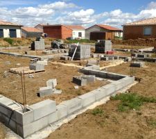 Le vide sanitaire en cours d'élévation.