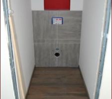 Joint noir au sol et joint gris sur la faience, reste une plinthe &agrave; poser au fond