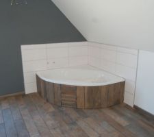 SDB étage: "coin baignoire", joint noir au sol. reste à jointer au silicone noir la trappe de service