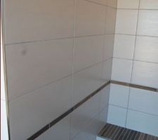 SDB &eacute;tage: interieur de la douche, la double vasque se trouvera derri&egrave;re le mur &agrave; gauche