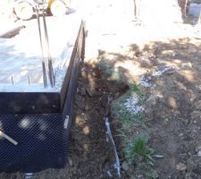 Drains recouverts contre les murs du garage