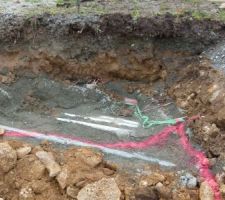 Et premier probl&egrave;me; des tuyaux passent dans le terrain au niveau du garage. Arr&ecirc;t du chantier temporairement. Au final, ces tuyaux ne sont plus utilis&eacute;s et servaient &agrave; raccorder la r&eacute;serve pour les pompiers.
