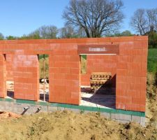 Façade avec les deux châssis fixe et la baie vitrée de la chambre parentale.Le mur entre les deux châssis a été reconstruit