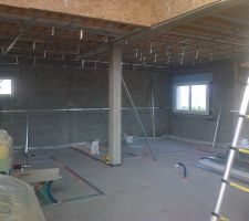 Pr&eacute;paration du ferraillage de l'isolation.