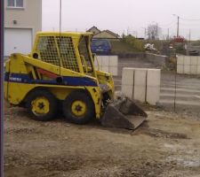 Bobcat pour enlever les pierres du terrain