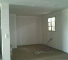 La cuisine la prise dans le sol pour le four et ya les spots mais on les voit pas sur la photo