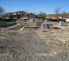 Vue de face du terrain. Le "trou" a &eacute;t&eacute; creus&eacute;. Les fondations ont tout juste commenc&eacute;e &agrave; &ecirc;tre coul&eacute;es.