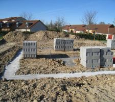 Vue de face du terrain. Le "trou" a &eacute;t&eacute; creus&eacute;. Les fondations ont tout juste commenc&eacute;e &agrave; &ecirc;tre coul&eacute;es.