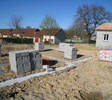 Vue de face du terrain. Le "trou" a &eacute;t&eacute; creus&eacute;. Les fondations ont tout juste commenc&eacute;e &agrave; &ecirc;tre coul&eacute;es.