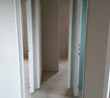 Couloir menant au chambres/sdb