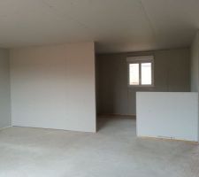 Vue du salon/salle à manger vers la cuisine