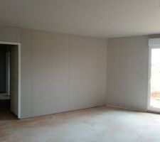 Salon/salle à manger vers le couloir menant aux chambres