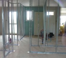 Chambre parentale au premier plan, couloir, "grande" salle d'eau à gauche, cellier à droite.