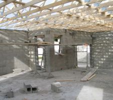 Mise en place de la charpente vue de l'intérieur