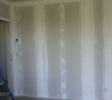 Pon&ccedil;age mur salon