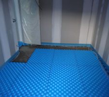 Pose plaques polystyr&egrave;ne dans la chambre du bas