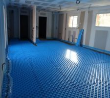 Pose plaque polystyr&egrave;ne pour salon/s&eacute;jour afin d?accueillir le plancher chauffant