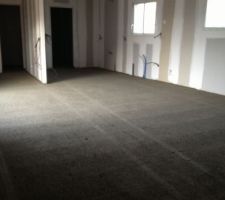 Chape de ravoirage qui servira lors de la pose des plaques polystyr&egrave;nes pour accueillir le plancher chauffant