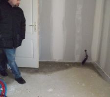 Souci d'eau au niveau du mur mitoyen avec le garage... Le Cdt a visé le problème, et doit faire une sorte de marche surrélevée au nivrau de la porte du garage pour que l'eau ne s'inflitre plus (façade côté nord)