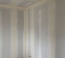 L une des chambres. Enduit tr&egrave;s fait