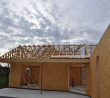 Premi&egrave;res planches de volige pos&eacute;es au niveau de la noue.