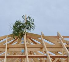Dressage du bouquet par les charpentiers........champagne &agrave; la cl&eacute; !