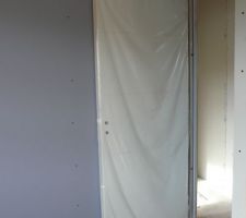 Entrée d'une des chambres du haut. Le placo est bleu car il est isolant phonique.