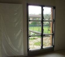 Photos de la fenêtre de la chambre du bas.