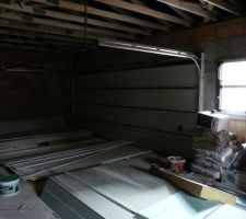Photos du garage avec les produits entreposés.