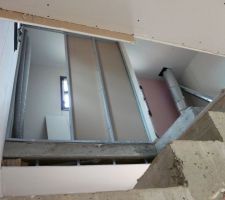 Vue du bas de l'escalier.