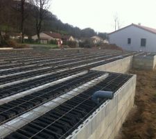 ... et fin de la construction du vide sanitaire. les gars ont bien travaillés le travail est propre sauf la trappe d?accès au vide qui n'est pas à la place prévue. on revoit ça demain avant de couler la chape !!