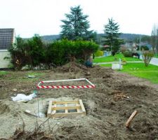 Le terrain avec les souches enlevés   le regard pour le compteur d'eau