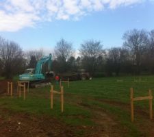 Photo de la grue avec vu sur les chaises sur le terrain!