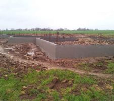 Parpaings de soubassements termin&eacute;s (4 rangs) et enduits fait.