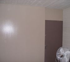La peinture dans la chambre pr&eacute;vu pour le 2eme en prevision
