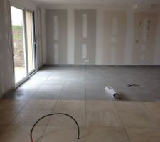 Le carrelage du salon et de la cuisine. Refin Graffiti Beige pour la cuisine (assorti au futur plan de travail en granit) et Cenere (gris clair) pour le salon/salle &agrave; manger/entr&eacute;e. Les joints n'&eacute;taient pas encore faits sur cette photo et &ccedil;a a besoin d'un coup de serpill&egrave;re mais c'est clairement mieux que du b&eacute;ton