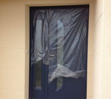 La porte d'entrée. Dommage que ça ne soit pas le bon vitrage !