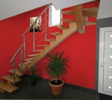 Nous avons finalement signé pou un escalier de ce type, avec main courante et poteaux en bois