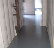 Le so&agrave;l d'acc&eacute;s a la piscien depuis la salle de bain des petiots