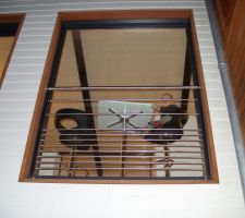 Vue de dehors on voit ce qui se passe a l'exterieur vers le patio d'entr&eacute;e