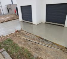 Terrasse beton fraichement coulee sous une pluie torrentielle...puis le soleil..puis a nouveau la pluie!