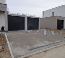 Acces garage, bordures en granit blanc et dalles 30x60cm pour former dessin dans le macadam qui arrive la semaine prochaine :)