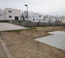 Terrasse seche et terrain remblaye definitivement. A nous le jardinage! reste a faire poser des gabions pour fermer ce coin et etre a l'abri des regards...