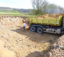 En suivant par hasard un camion de chantier, je suis arrivée jusqu'à mon terrain^^