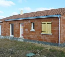 Fin de la pose des portes volet en bois et fenettre   goutiere bleu